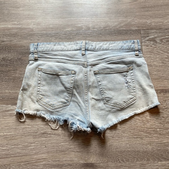 H&M • Distressed Jean Shorts • Size 6 • Light Denim with Frayed Hems - Picture 2 of 12